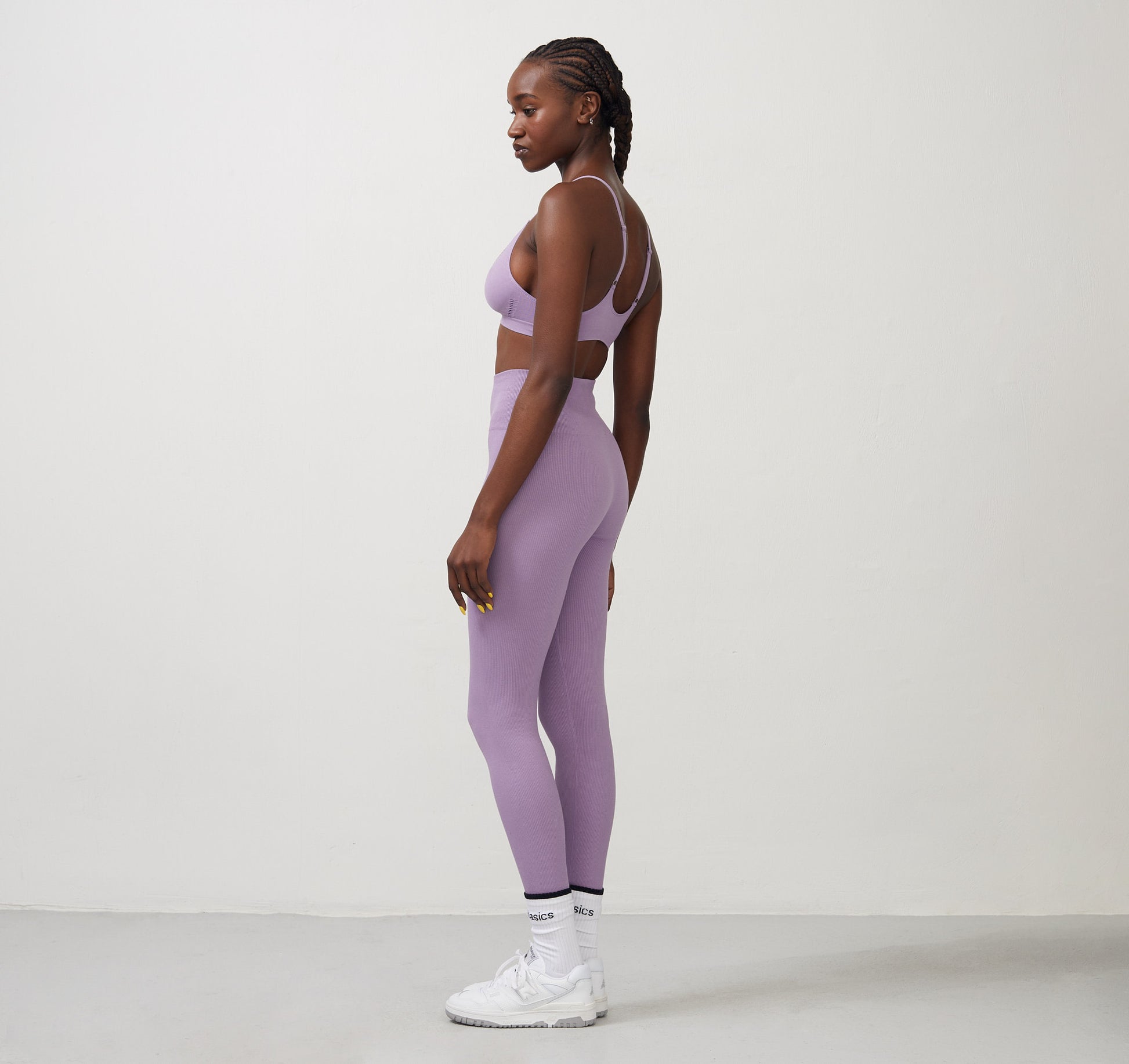 https://dk.organicbasics.com/cdn/shop/products/organic-basics_women_seamless-leggings_lavender_studio_2.jpg?v=1678094906&width=1946